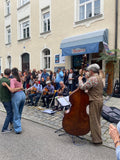 Kleine Weinprobe drinnen, beim Stadtteilfest am Alpenplatz - mit Live-Musik, Tanzbar und Knabbereien ... sicher dir deinen Platz !